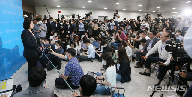 [서울=뉴시스] 장세영 기자 = 윤미향 더불어민주당 당선인이 29일 서울 여의도 국회 소통관에서 최근 불거진 정의기억연대(정의연) 회계부정 의혹 등 각종 논란에 대한 입장 발표 기자회견을 마친 후 취재진의 질문에 답하고 있다. 2020.05.29.&nbsp; photo@newsis.com