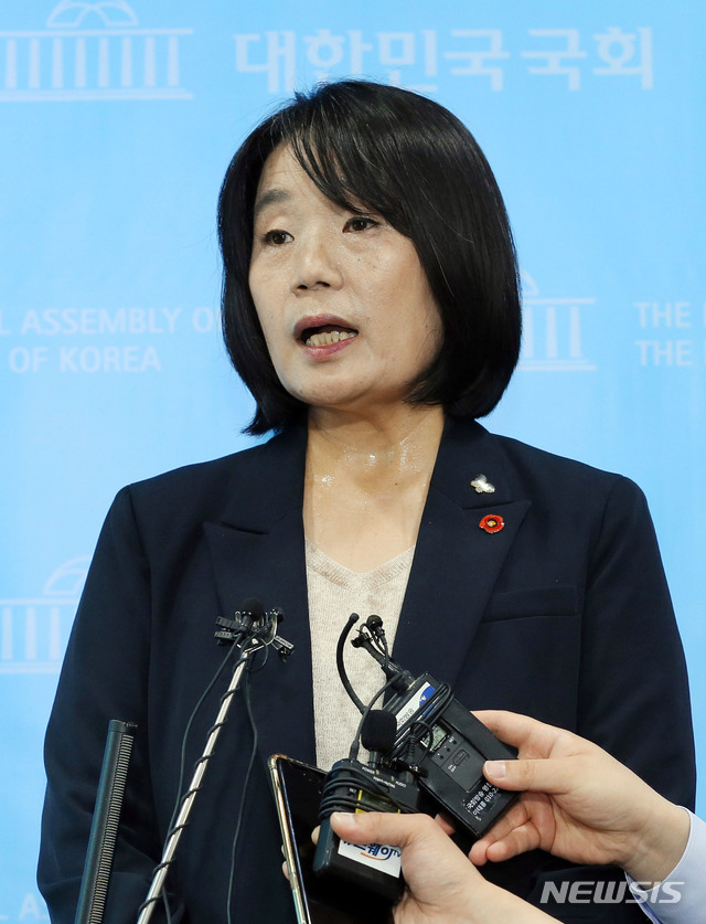 [서울=뉴시스] 장세영 기자 = 윤미향 더불어민주당 당선인이 29일 서울 여의도 국회 소통관에서 최근 불거진 정의기억연대(정의연) 회계부정 의혹 등 각종 논란에 대한 입장을 발표 기자회견을 마친 후 취재진의 질문에 답하고 있다. 2020.05.29. photo@newsis.com