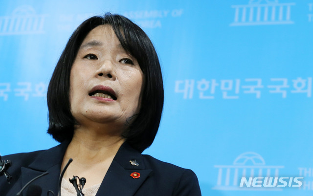 [서울=뉴시스] 장세영 기자 = 윤미향 더불어민주당 당선인이 29일 서울 여의도 국회 소통관에서 최근 불거진 정의기억연대(정의연) 회계부정 의혹 등 각종 논란에 대한 입장을 발표 기자회견을 마친 후 취재진의 질문에 답하고 있다. 2020.05.29.&nbsp; photo@newsis.com