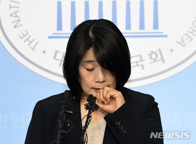 [서울=뉴시스]홍효식 기자 = 윤미향 더불어민주당 당선인이 29일 오후 서울 여의도 국회 소통관에서 정의기억연대(정의연) 회계 부정 의혹에 대한 입장 발표를 하고 있다. 2020.05.29. photo@newsis.com