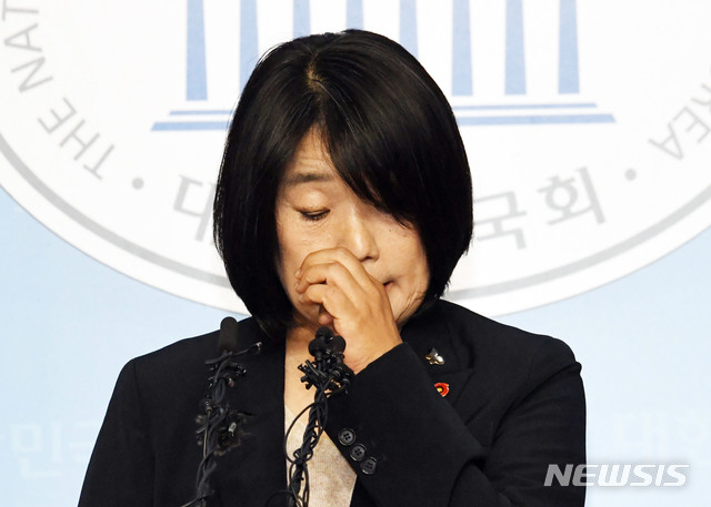 [서울=뉴시스]홍효식 기자 = 윤미향 더불어민주당 당선인이 29일 오후 서울 여의도 국회 소통관에서 정의기억연대(정의연) 회계 부정 의혹에 대한 입장 발표를 하고 있다. 2020.05.29. photo@newsis.com