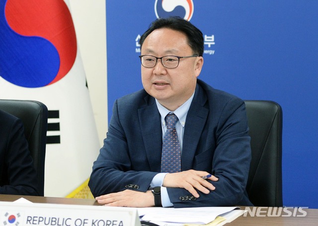 [서울=뉴시스]이경식 산업통상자원부 FTA교섭관(수석대표)이 세종 정부세종청사 산업부 영상회의실에서 '한중 FTA 서비스투자 후속협상 7차 화상회의'를 하고 있다. (사진=산업통상자원부 제공) 2020.05.29. photo@newsis.com