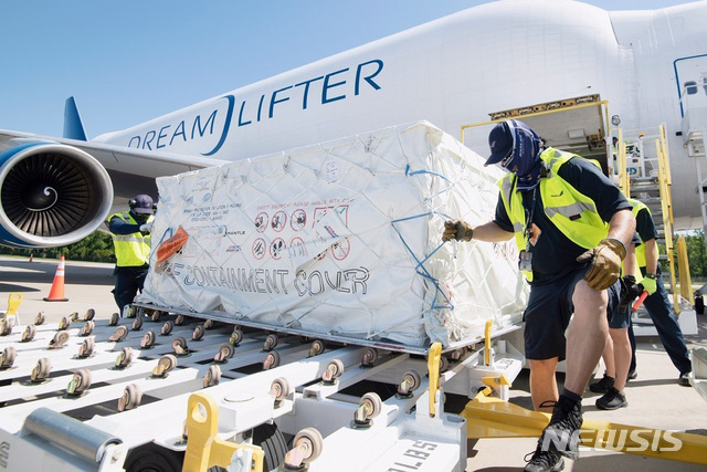 [인천공항=뉴시스]홍찬선 기자 = 지난 11일 보잉사가 B747 드림리프터(Boeing 747 Dreamlifter) 3대를 이용해 신종코로나바이러스 감염증(코로나 19)에 힘쓰고 있는 의료진을 위해 방역물품 15만개 이상의 의료용 안면 보호대와 고글 등을 운송했다고 31일 밝혔다. 사진은 방역물품 하역 모습.(사진=보잉 제공)2020.05.31.  photo@newsis.com