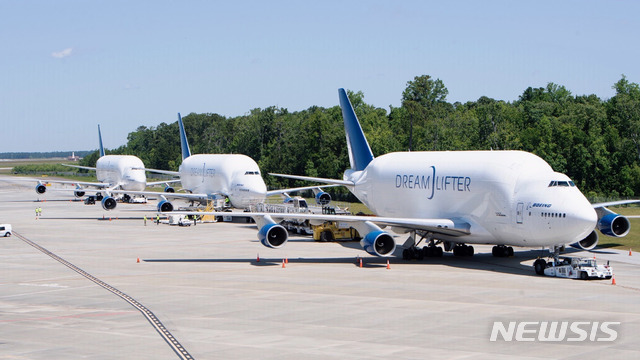 [인천공항=뉴시스]홍찬선 기자 = 지난 11일 보잉사가 B747 드림리프터(Boeing 747 Dreamlifter) 3대를 이용해 신종 코로나바이러스 감염증(코로나19)에 힘쓰고 있는 의료진을 위해 15만개 이상의 의료용 안면 보호대와 고글 등을 운송했다고 31일 밝혔다. (사진=보잉 제공)2020.05.31. photo@newsis.com