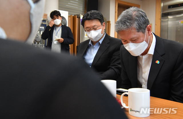 [광주=뉴시스] 신대희 기자 = 노태우 전 대통령의 장남 노재헌(54)씨가 29일 광주 남구 오월어머니집을 찾아 사무총장에게 사죄의 뜻을 밝히고 있다. 2020.05.29.&nbsp;&nbsp; sdhdream@newsis.com