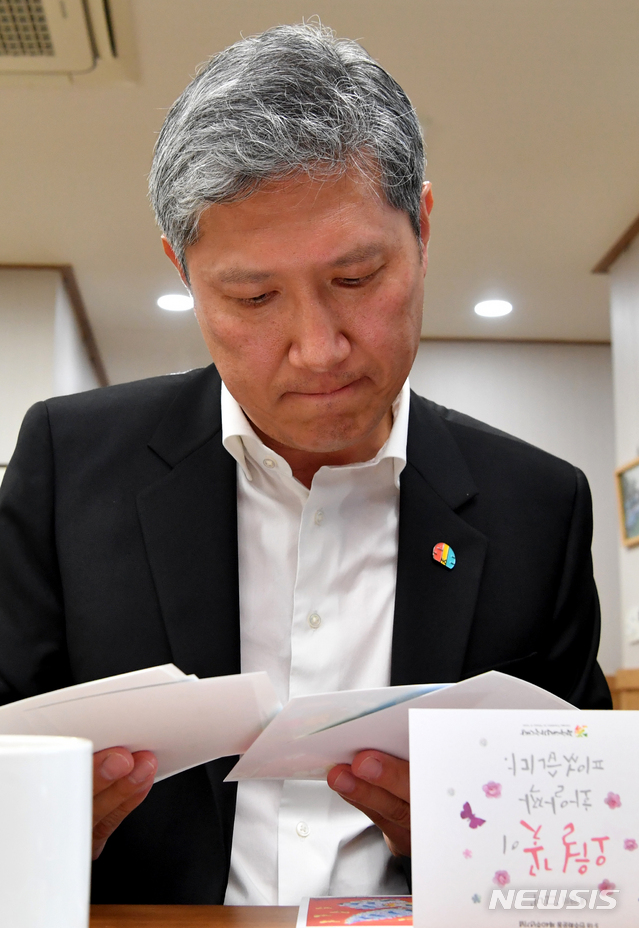 [광주=뉴시스] 신대희 기자 = 노태우 전 대통령의 장남 노재헌(54)씨가 29일 광주 남구 오월어머니집을 찾아 사무총장과 면담을 하고 있다. 5·18 유족이 만든 5·18 40주기 작품을 살펴보고 있다. 2020.05.29.&nbsp; sdhdream@newsis.com