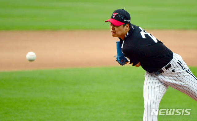 [광주=뉴시스] 류형근 기자 = 29일 오후 광주 북구 광주-기아챔피언스필드에서 열린 2020프로야구 KIA 타이거즈 대 LG 트윈스의 경기, 1회말 무사에서&nbsp; LG 선발투수 차우찬이 역투하고 있다. 2020.05.29. hgryu77@newsis.com