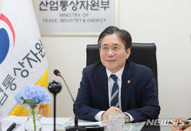 [서울=뉴시스] 박미소 기자 = 성윤모 산업통상자원부 장관이 29일 오후 서울 종로구 정부서울청사 집무실에서 앙헬 구리아 경제협력개발기구(OECD) 사무총장과 화상회의를 하고 있다. (사진 = 산업통상자원부 제공) 2020.05.29. photo@newsis.com