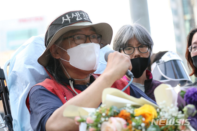 [서울=뉴시스] 전진환 기자 = 삼성항공에 노조를 만들려다 해고돼 복직을 위한 고공농성을 벌여온 김용희씨가 지난달 29일 오후 농성을 하던 강남역 사거리 철탑에서 내려와 기자회견을 하고 있다. 2020.05.29.&nbsp; amin2@newsis.com