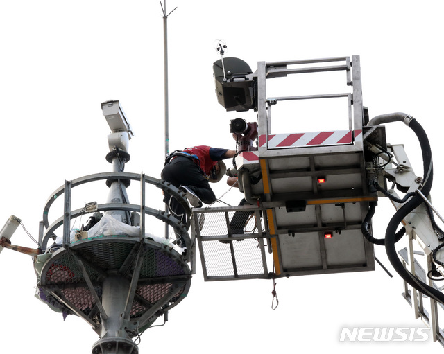 [서울=뉴시스] 전진환 기자 = 삼성항공에 노조를 만들려다 해고돼 복직을 위한 고공농성을 벌여온 김용희씨가 29일 오후 농성을 하던 강남역 사거리 철탑에서 고가사다리차를 타고 내려오고 있다. 2020.05.29.&nbsp; amin2@newsis.com