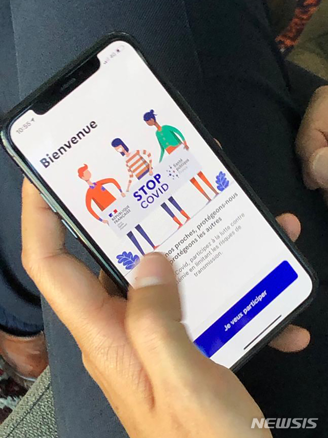 [파리=AP/뉴시스] 프랑스 정부가 신종 코로나바이러스 감염증(코로나19)의 확산을 막기 위해 내놓은 추적 애플리케이션(앱) '스톱 코비드'가 국민의 외면을 받으며 사실상 실패로 돌아갔다고 24일(현지시간) 파이낸셜타임스(FT)는 보도했다. 사진은 세드리크 오 프랑스 디지털경제부 장관이 지난 5월29일 AP통신과의 인터뷰 중 스톱코비드의 사용법을 설명하는 모습. 2020.6.25.