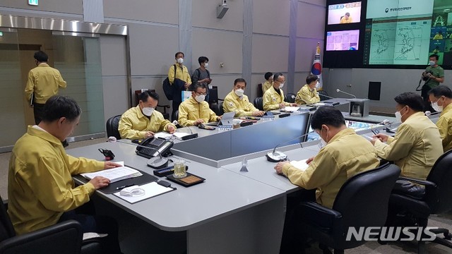 [서울=뉴시스]구무서 기자 =박능후 보건복지부 장관 겸 중앙재난안전대책본부 1차장이 30일 오전 8시30분 정부서울청사에서 열린 중앙재난안전대책본부에 참석해 문서를 살펴보고 있다. 2020.05.30. photo@newsis.com