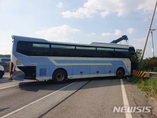 [천안=뉴시스]이종익 기자 =30일 오후 3시 3분께 경부고속도로 상행선 북천안 나들목 인근에서 발생한 교통사고 현장 교통사고 현장. 2020.05.20. (사진=뉴시스 독자 제공) photo@newsis.com