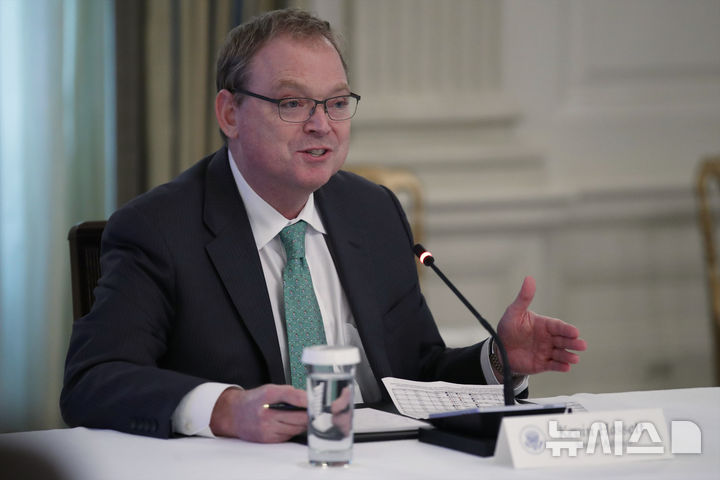 [워싱턴=AP/뉴시스] 도널드 트럼프 미국 대통령 당선인이 26일(현지시각) 차기 행정부 백악관 국가경제위원회(NEC) 위원장에 케빈 해싯 전 백악관 경제자문위원회 위원장(사진)을 공식 지명했다. 2024.11.27.