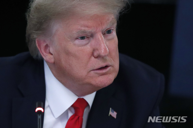 [워싱턴=AP/뉴시스] 도널드 트럼프 미국 대통령이 29일(현지시간) 워싱턴 백악관에서 신종 코로나바이러스 감염증(코로나19) 사태에서 경제 활동을 재개하는 데 대한 산업 관계자들의 말을 듣는 자리를 마련했다. 이 행사에서 트럼프 대통령이 기자의 질문을 받고 있다. 2020.05.30. 