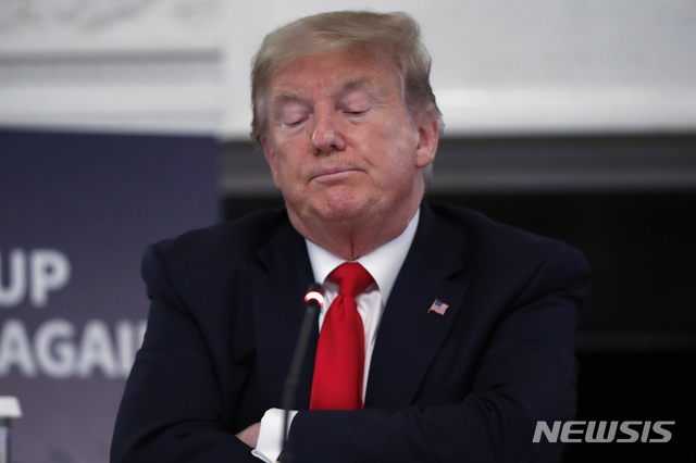 [워싱턴=AP/뉴시스] 도널드 트럼프 미국 대통령이 29일(현지시간) 워싱턴 백악관에서 신종 코로나바이러스 감염증(코로나19) 사태에서 경제 활동을 재개하는 데 대한 산업 관계자들의 말을 듣고 있다. 2020.05.30.