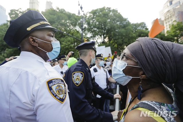  [애틀랜타= AP/뉴시스] 29일(현지시간) 미국 뉴욕에서 시위대가 경찰과 대치하고 있다. 비무장 상태로 경찰에게 목이 짓눌려 사망한 흑인 조지 플로이드 사건에 항의하는 시위는 연일 격화하고 있다. 시위는 사건이 벌어진미네소타주 미니애폴리스에서 시작됐지만 미국 전역으로 번지고 있다. 2020.05.30. 