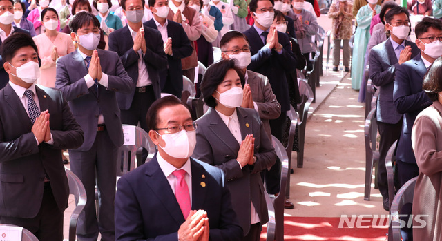 [서울=뉴시스] 전진환 기자 = 불기2564년 부처님오신날 법요식이 열린 30일 오전 서울 종로구 조계사에서 참석자들이 합장하고 있다. 2020.05.30.&nbsp;&nbsp; amin2@newsis.com