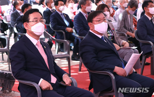 [서울=뉴시스] 전진환 기자 = 불기2564년 부처님오신날 법요식이 열린 30일 오전 서울 종로구 조계사에 김태년(오른쪽부터) 더불어민주당 원내대표, 주호영 미래통합당 원내대표가 자리하고 있다. 2020.05.30.&nbsp; amin2@newsis.com