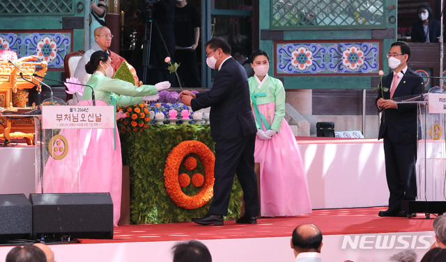 [서울=뉴시스] 전진환 기자 = 불기2564년 부처님오신날 법요식이 열린 30일 오전 서울 종로구 조계사에서 김태년 더불어민주당 원내대표 등 참석자들이 헌화하고 있다. 2020.05.30.&nbsp;&nbsp; amin2@newsis.com 