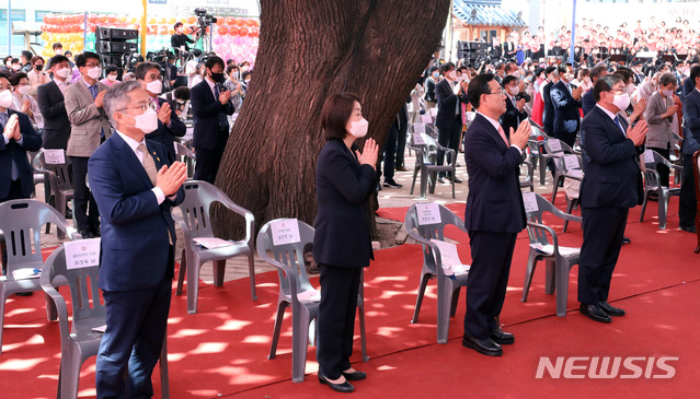 [서울=뉴시스] 전진환 기자 = 불기2564년 부처님오신날 법요식이 열린 30일 오전 서울 종로구 조계사에서 김태년(앞줄 오른쪽부터) 더불어민주당 원내대표, 주호영 미래통합당 원내대표, 심상정 정의당 대표, 최강욱 열린민주당 대표 등 참석자들이 합장하고 있다. 2020.05.30.     amin2@newsis.com