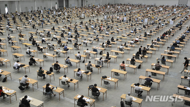 [대구=뉴시스] 지난달 30일 오전 대구 북구 산격동 엑스코 실내 전시장에서 열린 대구도시철도 신입사원 공개채용 필기시험에서 응시생들이 3m 가격으로 배치된 책상에서 시험을 치룰 준비를 하고 있다. (사진= 뉴시스 DB)