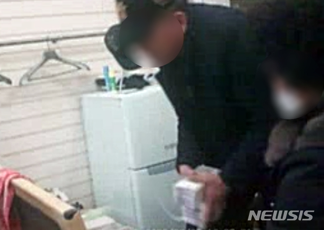 [광주=뉴시스] 변재훈 기자 = 광주 서구의 전통시장 사무실에서 대량 매집한 온누리상품권과 거액의 현금을 맞바꾸는 모습이 포착됐다. (사진=독자 제공 영상 캡처) 2020.05.31. photo@newsis.com