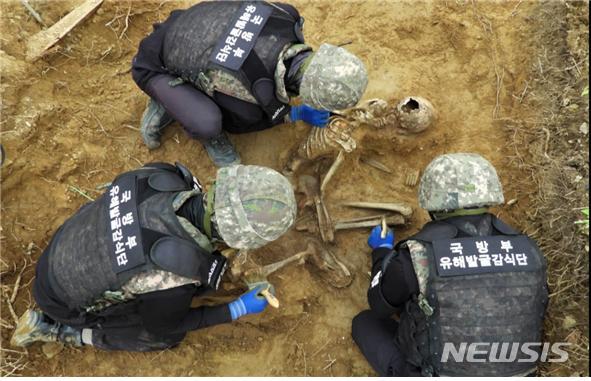 [서울=뉴시스] 국방부는 지난해에 이어 올해 4월 20일부터 남북공동 유해발굴을 위한 사전 준비차원에서 화살머리고지일대 우리측 지역에서 유해발굴을 진행하고 있다. (사진/국방부 제공)  photo@newsis.com 