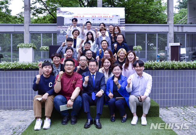 [광주=뉴시스]이용섭 광주시장이 지난 30일 오후 광주시민회관 청년창업공간 개관식에 참석해 청년창업자들과 기념촬영을 하고 있다. (사진=광주시 제공) photo@newsis.com