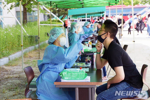 [아산=뉴시스]이종익 기자 = 순천향대가 천안병원과 협력해 교내 소운동장에서 학생과 교수를 대상으로 코로나19 PCR(Polymerase Chain Reaction) 검사를 진행하고 있다. 2020.05.31. (사진=아산시 제공)  photo@newsis.com 