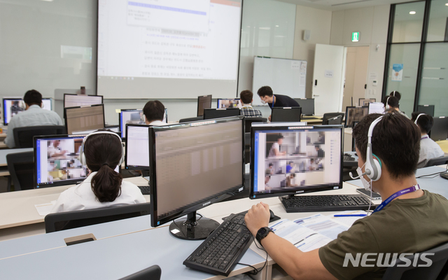 [서울=뉴시스]삼성은 올해 상반기 GSAT(삼성직무적성검사)를 온라인 시험으로 진행했다. 올해는 첫 온라인 시험으로 진행됐지만 문제없이 원활히 진행됐다. 31일 경기도 화성시 삼성전자 사업장에서 감독관들이 실시간으로 원격 감독하는 모습. 2020.05.31 (사진 = 삼성 제공) photo@newsis.com