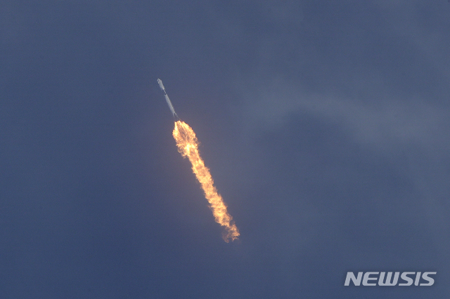 [케이프커내버럴=AP/뉴시스]미 항공우주국(NASA) 우주비행사 더글러스 헐리와 로버트 벤킨이 크루 드래건에 탑승한 스페이스X 팰컨9호가 30일(현지시간) 미 플로리다주 케이프 커내버럴의 케네디 우주센터에서 발사 후 날아가고 있다. 팰컨9는 테슬라 최고경영자(CEO) 일론 머스크가 설립한 우주탐사 기업 스페이스X가 민간기업 최초로 발사한 민간 유인 우주선으로 민간 우주여행 시대의 새로운 이정표를 세웠다. 2020.05.31.