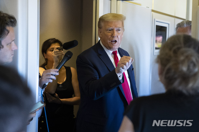 [미 대통령 전용기=AP/뉴시스]도널드 트럼프 미 대통령이 30일 미 대통령전용기로 앤드루스 공군기지로 향하던 중 기자들과 이야기를 나누고 있다. 그는 이날 다음달 백악관에서 열기로 했던 주요 7개국(G7) 정상회담을 가을로 연기할 것이라고 밝혔다. 트럼프 대통령은 또 정상회담에 한국과 러시아, 호주, 인도가 참여하도록 범위를 확대해야 한다고 말했다. 2020.5.31 