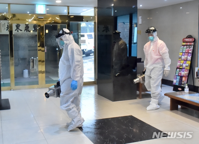 [서귀포=뉴시스]우장호 기자 = 신종 코로나바이러스(코로나19) 감염증이 확산 조심을 보이고 있는 가운데 지난달 31일 오전 경기 군포시 확진자가 다녀간 서귀포시 한 호텔을 도 당국이 방역하고 있다. 2020.05.31.&nbsp; woo1223@newsis.com