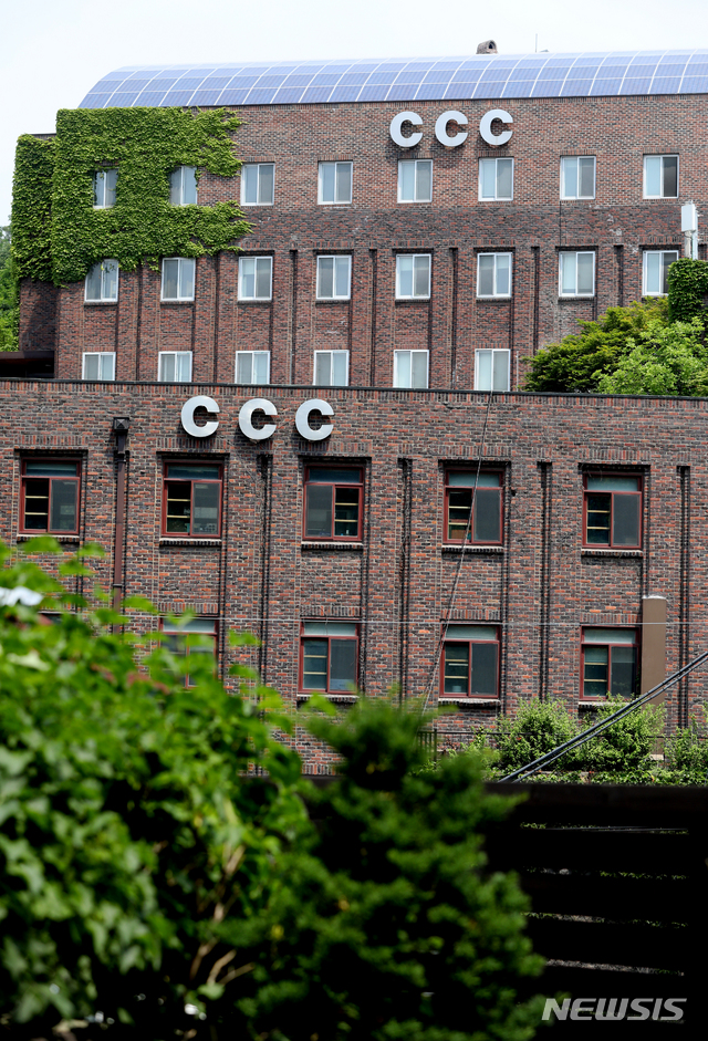 [서울=뉴시스] 조수정 기자 = 코로나19 확진 판정을 받은 개신교 캠퍼스 선교단체 한국대학생선교회(CCC) 회원 등 20여명이 모임을 한 장소인 서울 종로구 부암동 한국대학생선교회 A동(뒷쪽 건물)이 31일 오전 폐쇄돼 있다. 관계자는 28일 방역을 마치고 임시 폐쇄했다고 전했다. 2020.05.31. chocrystal@newsis.com