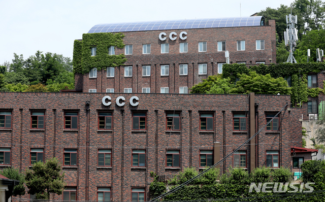 [서울=뉴시스] 조수정 기자 = 코로나19 확진 판정을 받은 개신교 캠퍼스 선교단체 한국대학생선교회(CCC) 회원 등 20여명이 모임을 한 장소인 서울 종로구 부암동 한국대학생선교회 A동(뒷쪽 건물)이 31일 오전 폐쇄돼 있다. 관계자는 28일 방역을 마치고 임시 폐쇄했다고 전했다. 2020.05.31. chocrystal@newsis.com