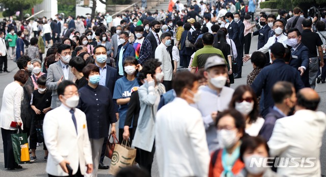 [서울=뉴시스]김선웅 기자 = 31일 오전 서울 여의도순복음교회에서 성도들이 코로나19 확산을 방지하기위해 마스크를 쓰고 예배당으로 입장하고 있다. 한편 한국교회총연합(한교총)은 교회 절기상 오순절(성령강림절)인 31일을 '예배 회복의 날'로 정하고 교인들의 교회 현장 출석을 제안했다. 캠페인은 각 교회와 지역별 여건에 따라 진행되며 일부 교회는 코로나 확산을 방지하기 위해 캠페인을 중단하거나 연기한 것으로 전해졌다. 2020.05.31. mangusta@newsis.com