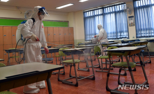 [부산=뉴시스] 하경민 기자 = 부산 금정구 내성고 3학년 학생 1명이 신종 코로나바이러스 감염증(코로나19) 확진 판정을 받은 가운데 30일 오전 내성고 3학년 교실에서 보건소 관계자들이 방역소독을 실시하고 있다. 2020.05.31.&nbsp; yulnetphoto@newsis.com