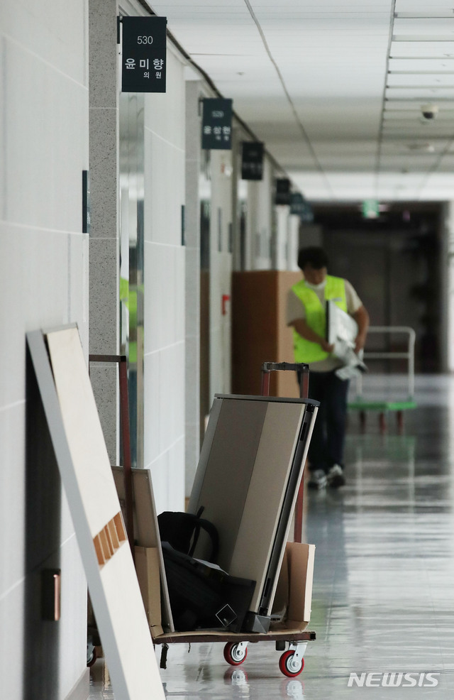 [서울=뉴시스] 김진아 기자 = 21대 국회 임기가 시작된 첫 주말인 31일 서울 여의도 국회 의원회관 윤미향 더불어민주당 의원실에 짐이 놓여있다. 2020.05.31. bluesoda@newsis.com