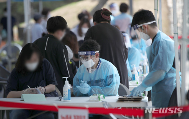 [서울=뉴시스]김선웅 기자 = 여의도 학원발 코로나19 확산이 우려되는 가운데 31일 서울 여의도 자매근린공원에 설치된 코로나19 선별진료소에서 의료진이 분주히 움직이고 있다. 2020.05.31.mangusta@newsis.com