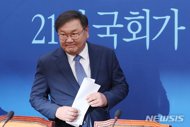 [서울=뉴시스] 김진아 기자 = 김태년 더불어민주당 원내대표가 31일 서울 여의도 국회에서 열린 제21대 국회 출범 기자간담회에 참석하고 있다. 2020.05.31. bluesoda@newsis.com