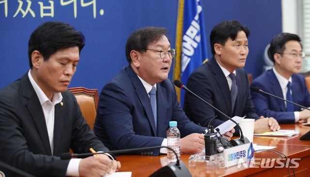 [서울=뉴시스] 김진아 기자 = 김태년 더불어민주당 원내대표가 31일 서울 여의도 국회에서 열린 제21대 국회 출범 기자간담회에서 발언을 하고 있다. 2020.05.31. bluesoda@newsis.com