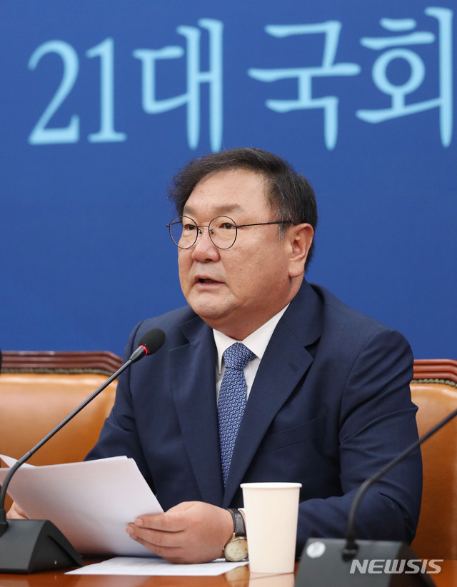 [서울=뉴시스] 김진아 기자 = 김태년 더불어민주당 원내대표가 31일 서울 여의도 국회에서 열린 제21대 국회 출범 기자간담회에서 발언을 하고 있다. 2020.05.31. bluesoda@newsis.com