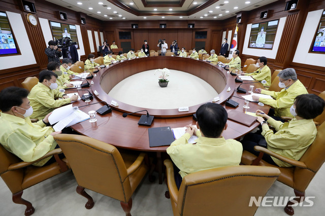[서울=뉴시스]김병문 기자 = 정세균 국무총리가 31일 오후 서울 종로구 정부서울청사에서 열린 신종 코로나바이러스 감염증(코로나19) 대응 중앙재난안전대책본부 회의에 참석해 발언하고 있다. 2020.05.31.&nbsp; dadazon@newsis.com