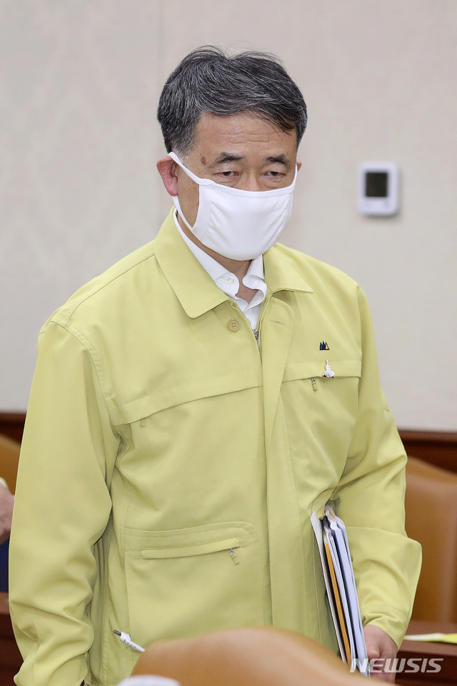 [서울=뉴시스]김병문 기자 = 박능후 보건복지부 장관이 31일 오후 서울 종로구 정부서울청사에서 열린 신종 코로나바이러스 감염증(코로나19) 대응 중앙재난안전대책본부 회의에 참석하고 있다. 2020.05.31.&nbsp; dadazon@newsis.com