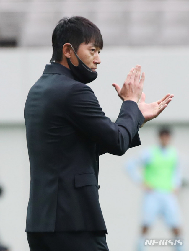 [서울=뉴시스] 고범준 기자 = 31일 오후 서울 마포구 서울월드컵경기장에서 열린 '하나원큐 K리그1 2020' FC서울-성남FC 경기, 성남 김남일 감독이 선수들에게 박수를 치며 응원하고 있다. 2020.05.31. bjko@newsis.com