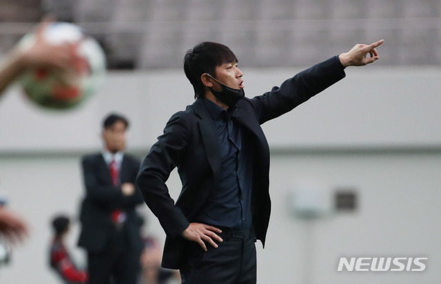 [서울=뉴시스] 고범준 기자 = 31일 오후 서울 마포구 서울월드컵경기장에서 열린 '하나원큐 K리그1 2020' FC서울-성남FC 경기, 성남 김남일 감독이 선수들에게 작전 지시를 하고 있다. 2020.05.31. bjko@newsis.com