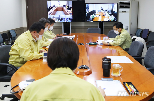 【세종=뉴시스】강종민 기자 = 유은혜 부총리 겸 교육부 장관이 31일 오후 정은경 중앙방역대책본부 본부장(질병관리본부장)과 영상 업무협의를 갖고 있다. 유 부총리와 정 본부장은 이날 교내에서 의심증상이 발생한 경우 6월 한달동안 진단 검사를 신속히 할 것 등을 협의했다. 2020.05.31.(사진=교육부 제공) photo@newsis.com
