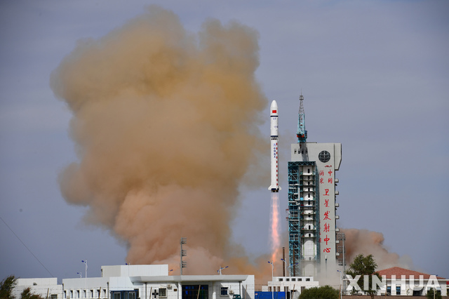 [주취안=신화/뉴시스] 중국 우주당국은 31일 오후 4시53분께 네이멍구 자치구 주취안(酒泉) 위성발사 센터에서 창정2호정(丁 D) 운반로켓에 광학 관측위성 가오펀(高分) 9호와 항법위성 허더(和德) 4호를 탑재해 쏘아올렸다.2020.05.31