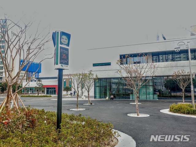 [고성(경남)=뉴시스]신정철 기자=경남 고성군(군수 백두현)은 1일 청소년수련관 광장에 4가지 색깔의 얼굴표정을 나타내는 미세먼지 신호등을 설치해 군민의 눈길을 끌고 있다.(사진=고성군 제공). 2020.06.01.&nbsp; photo@newsis.com